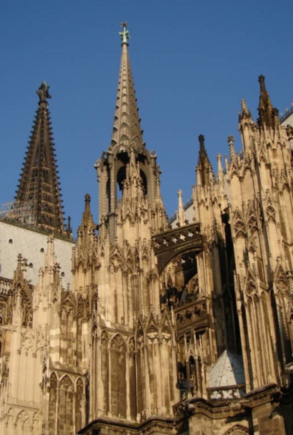 Catedral de Colônia: Fica na cidade de Colônia, na Alemanha. Começou a ser construída em 1248 e demorou mais de 600 anos até concluir suas obras.