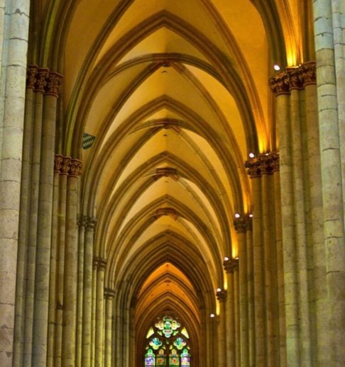 Um dos pontos turísticos mais visitados da Alemanha, a Catedral tem arquitetura gótica, com 157 metros de altura. Durante a Segunda Guerra Mundial foi alvo de ataques aéreos.