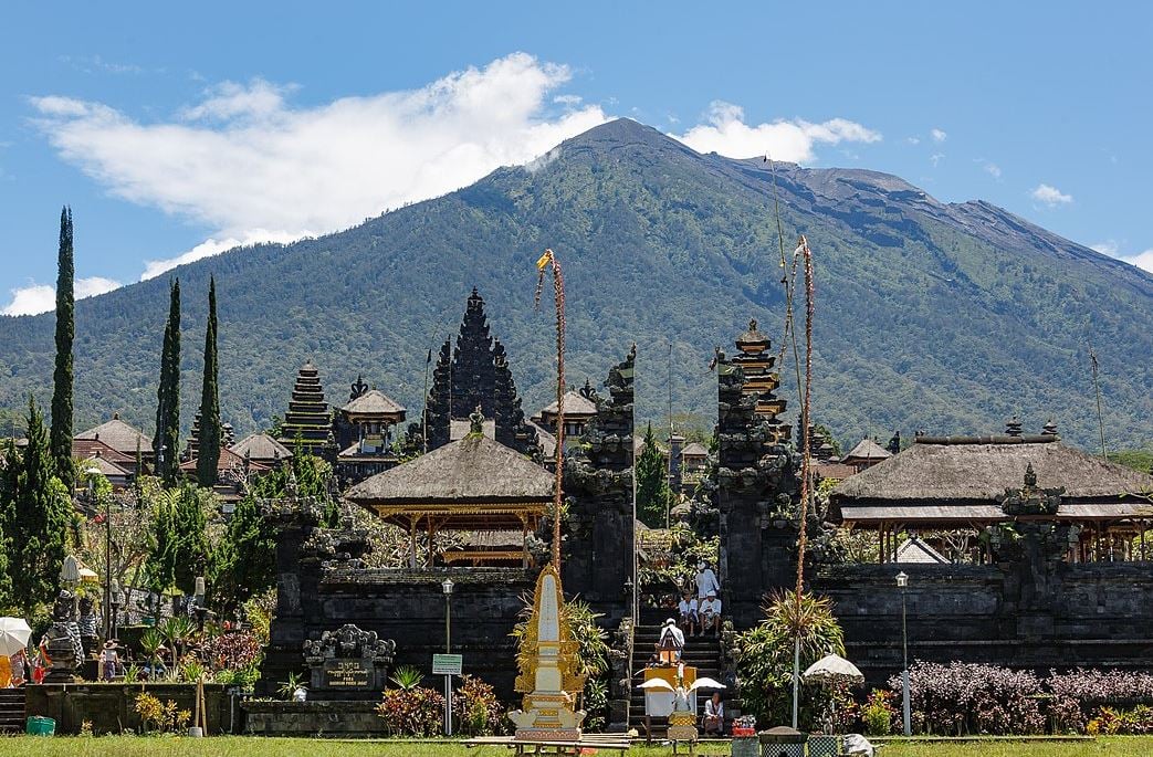 Bali  também é conhecida por seus retiros de ioga e meditação.  O hinduísmo balinês mistura crenças locais com o hinduísmo das regiões continentais do Sudeste Asiático e da Ásia Meridional, além do Budismo. 