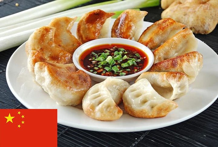1º lugar - Guotie (China) - Bolinho de massa frita, similar ao guioza japonês e uma variação do jiaozi, bolinho salgado popular na China. Na receita do recheio do guotie entram carne de porco desfiada, cebolinha, repolho chinês, gengibre, óleo de gergelim e vinho de arroz.-Facebook A Bite of China