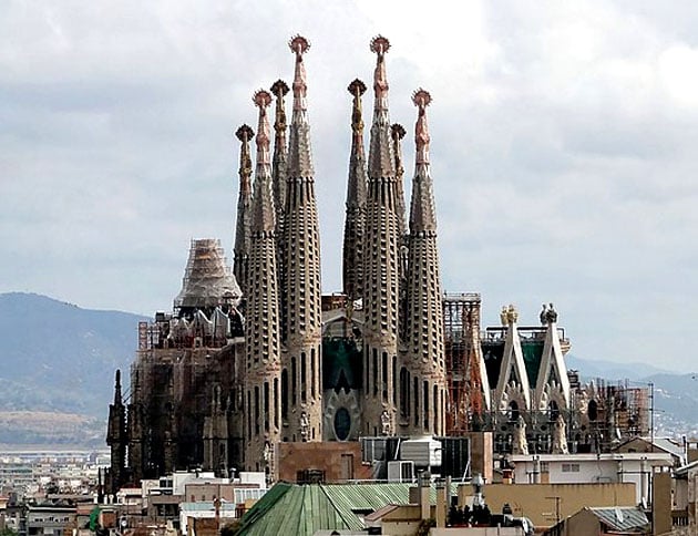 A Igreja da Sagrada Família é considerada o principal trabalho de Gaudí. Foi iniciada por outro profissional em um estilo neogótico, mas Gaudí assumiu e reformulou o projeto completamente. A construção foi interrompida em 1936 por conta da Guerra Civil Espanhola. 