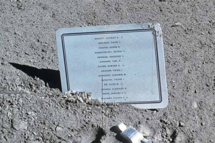 Placa comemorativa em honra de Komarov e outros mortos na exploraÃ§Ã£o espacial, deixada na Lua pelos astronautas da Apollo 15.