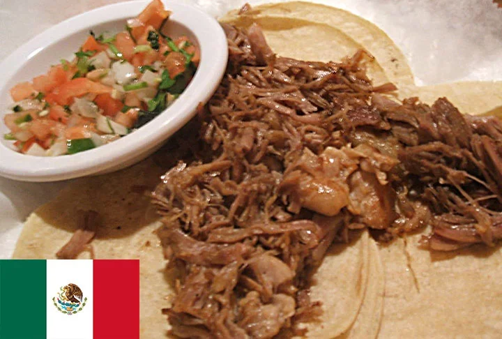 5º lugar - Carnitas (México) - Carne de porco refogada, servida com especiarias ou ervas, guacamole e feijão frito. - Flickr jumbledpile