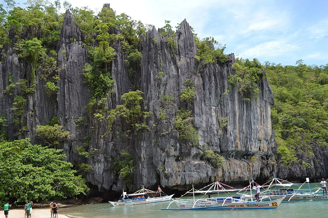 Situado na Ilha de Palawan, é o rio subterrâneo navegável mais longo do mundo, com 8,2 quilômetros de extensão. 