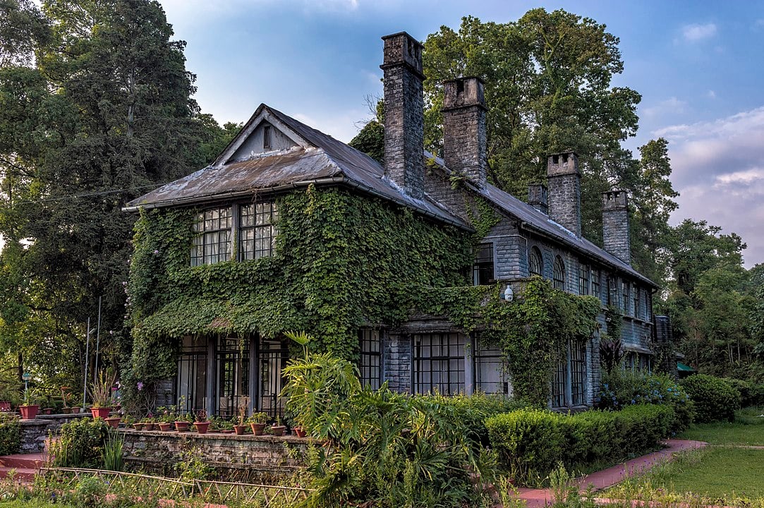 Casa de Morgan (Índia) - Supostamente é o lar da antiga dona da casa, já morta, e aparece para hóspedes que se aventuram no local, em Kalimpong. 