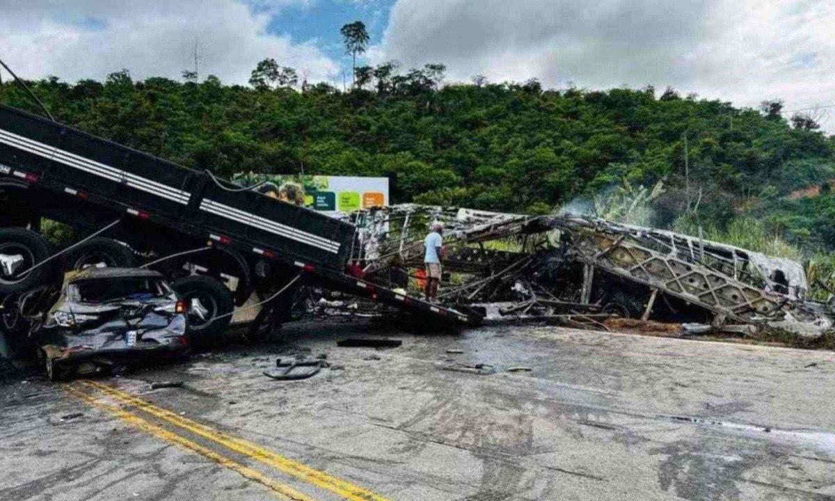 Motorista suspeiro de provocar o acidente se entregou na tarde desta segunda-feira (23) -  (crédito: CBMMG)