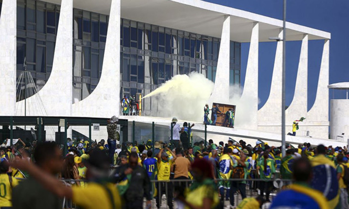 8 de janeiro de 2023 - Os ataques às sedes dos Três Poderes renderam vários plantões e cobertura extensa. Os invasores depredaram instalações do Executivo, Legislativo e Judiciário.  -  (crédito: Marcelo Camargo/Agência Brasil )