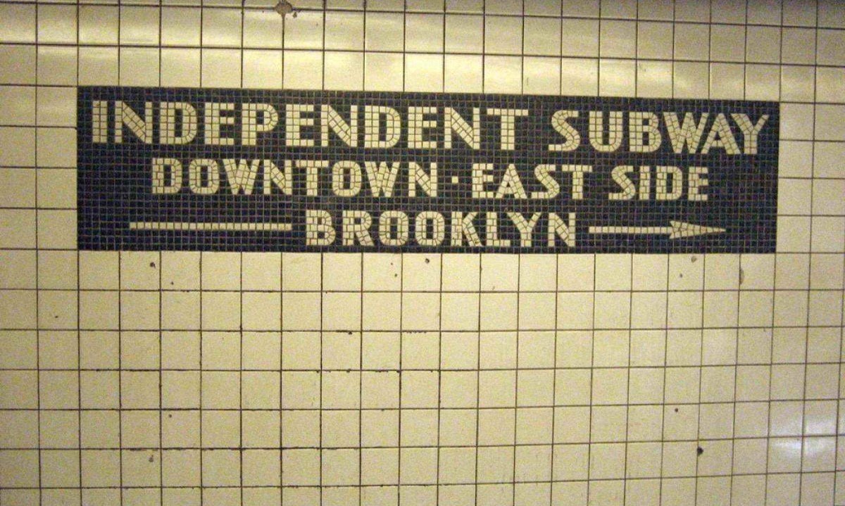 Indicação de direção para o Brooklyn em parede de estação do metrô de Nova York -  (crédito:  Wally Gobetz/Flickr)