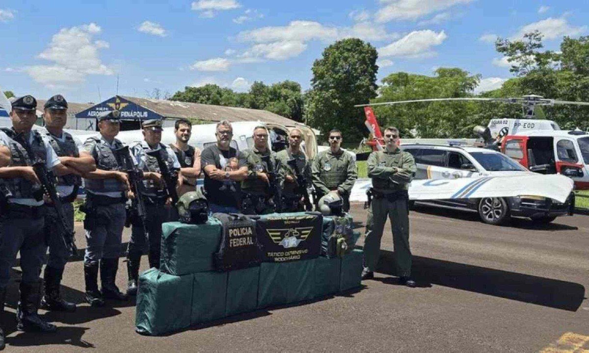 PF apreendeu na última segunda-feira (16) aeronave com 400kg de pasta base de cocaína no aeroporto de Penápolis, em São Paulo. -  (crédito: Divulgação/PM-MS)