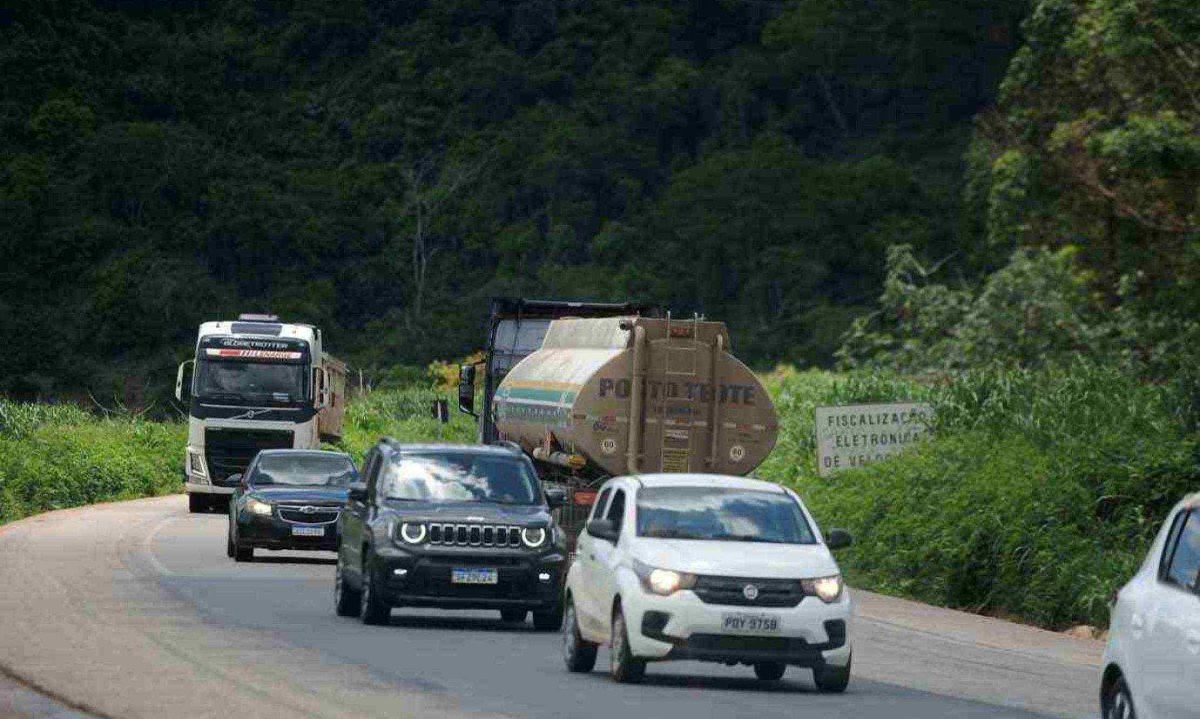 A estrada federal na altura de São Domingos do Prata, um dos trechos que mais concentram desastres entre dezembro e janeiro na ligação de BH com o Espírito Santo -  (crédito: Alexandre Guzanshe/EM/D.A Press)