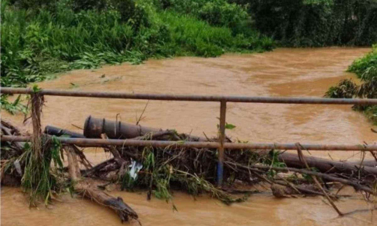 Corpo de idoso foi localizado depois de duas horas de buscas -  (crédito: CBMMG)