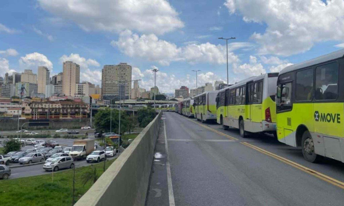 Pela paralisação, muitos ageiros optaram por descer dos transportes públicos e irem a pé -  (crédito: Denys Lacerda / E.M/ D.A Press)