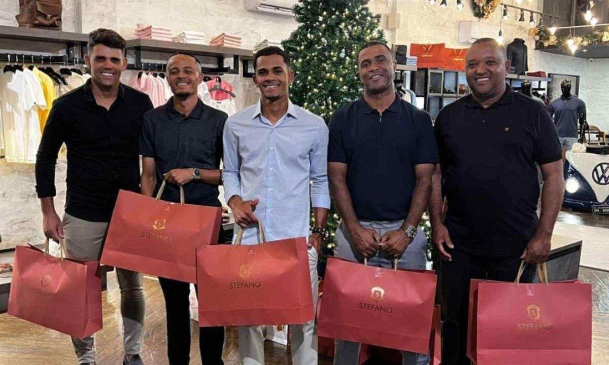 Robson Fabian, Robert Silva, Welbert Fernandes, Leandro Rosa e  Neusmar Souza receberam a transforma&ccedil;&atilde;o para curtir as festas de final de ano -  (crédito: Reprodu&ccedil;&atilde;o Stefano)