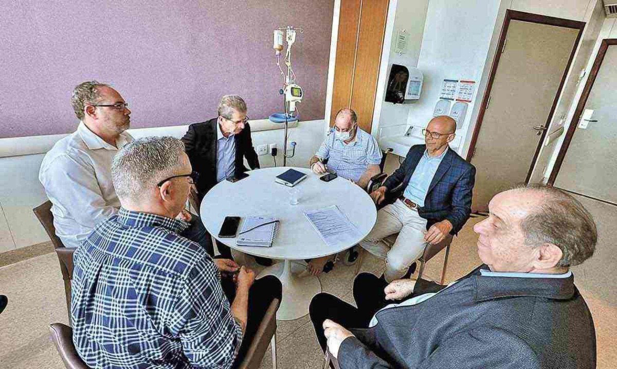 De máscara e ainda no hospital, Fuad Noman se reuniu na manhã de ontem com aliados para discutir ações a serem implantadas a partir de 2025 -  (crédito: Divulgação)