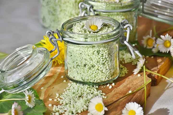 Também comum nas versões desidratado ou picado com ervas, o alho é sempre aquele trunfo na hora de dar um sabor especial no almoço ou no jantar. Pode ser utilizado como um “substituto” do sal refinado, trazendo benefícios à saúde.