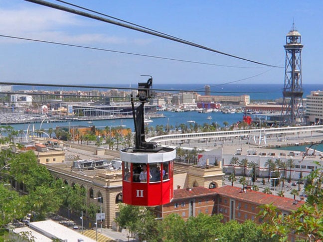 Na montanha de Montjuic, onde fica o castelo, funciona um teleférico que leva as pessoas até o porto de Barcelona, oferecendo espetaculares vistas da cidade e do litoral. 