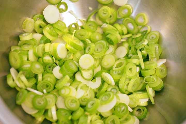 O alho-poró, apesar de também ser chamado de alho francês, é originário do leste do Mediterrâneo e do oriente médio. Da mesma família do alho e da cebola, esse vegetal pode ser consumido cru ou cozido emprestando sabor e aroma para diversas receitas. 