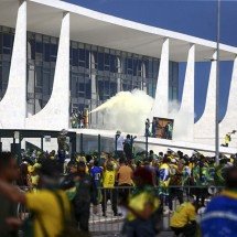 Foragidos do 8/1 se frustram com Milei e ficam na mira da polícia