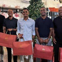 Garis ganham transformação em loja de roupas de BH para festejar a virada - Reprodu&ccedil;&atilde;o Stefano