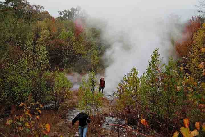 O aterro sanitário estava situado em uma mina abandonada. Como os túneis não foram isolados da forma correta, o fogo se espalhou rapidamente pela presença de gases altamente inflamáveis.
