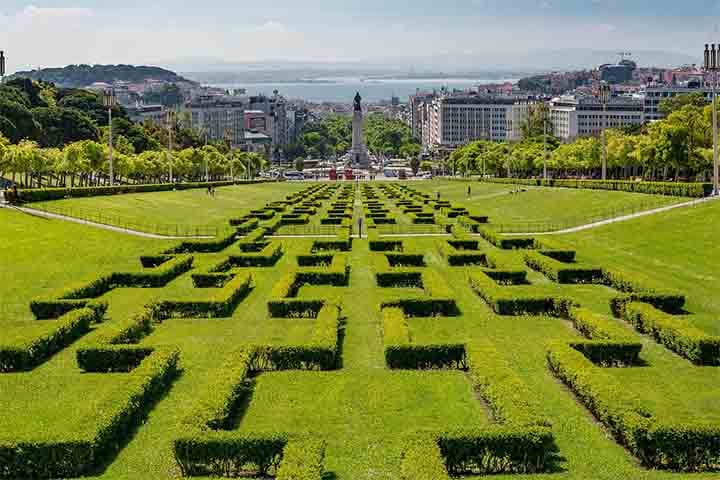 O atual formato retangular do Parque Eduardo VII tem origem num projeto de Keil do Amaral, executado em meados do século passado, que eliminou um grande lago existente junto ao Marquês de Pombal.