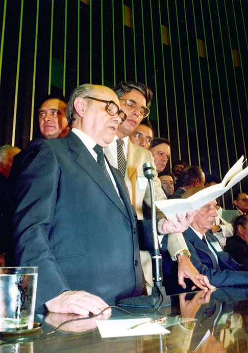 Tancredo, porém, morreu em 21 de abril do mesmo ano. Com isso, quem tomou posse foi José Sarney, seu vice.