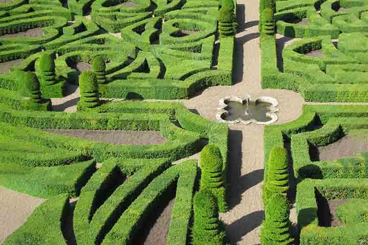 Consagrada como a casa para um dos jardins mais visitados do planeta – o de Versalhes – a França prova dominar a arte jardineira ao concentrar, em perfeição, a flora ao redor do Chateau de Villandry. 