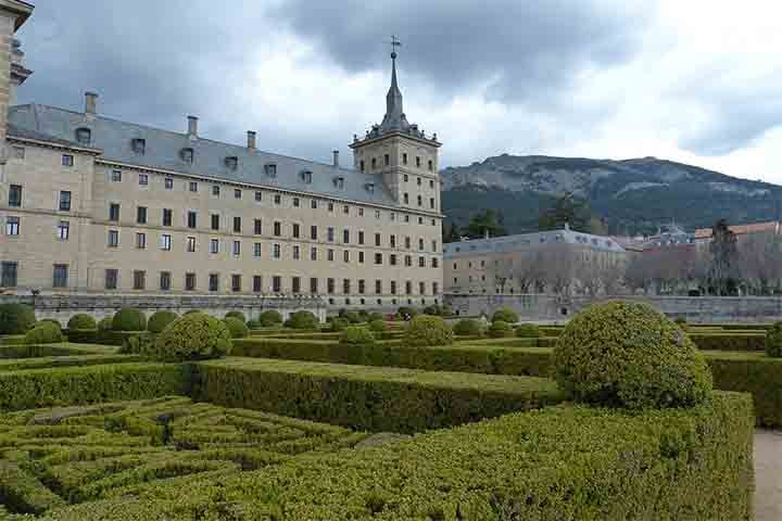 Os jardins Sabatini estão localizados em frente à fachada norte do Palácio Real de Madrid ( Espanha ), entre a rua Bailén e a encosta de San Vicente. Uma das suas principais atrações é o seu espelho d'àgua que está cercada por um labirinto de buxos.