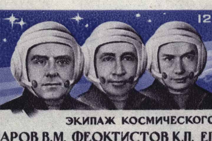 Filho de operário, Komarov nasceu em 1927, em Moscou – na época, capital da União Soviética. Ainda jovem, ele demonstrou ter talento natural para a matemática e grande interesse pela aviação.