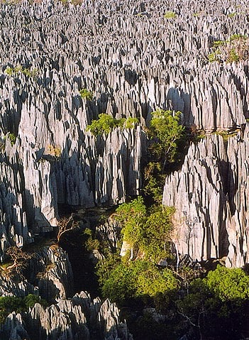 Parque Nacional de Tsingy de Bemahara (Madagascar) - Um labirinto de formações rochosas cortantes e pontiagudas, intransponíveis, que formam uma reserva natural considerada Patrimônio Mundial da Humanidade.