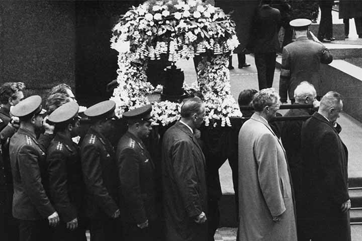 Um ano depois, um serviÃ§o memorial foi realizado no local da queda, perto de Omsk, em que mais de 10 mil pessoas compareceram. Algumas delas vindo de centenas de quilÃŽmetros de distÃ¢ncia para participar da cerimÃŽnia.