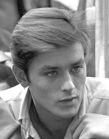 Alain Delon (1935-2024)  - Ficou mundialmente conhecido em ''O Sol por Testemunha'' e foi um verdadeiro ícone da beleza nas décadas de 60 e 70, ganhador do prêmio César e homem de negócios. Ele tinha sua própria marca de roupas, perfumes, relógios e acessórios. 