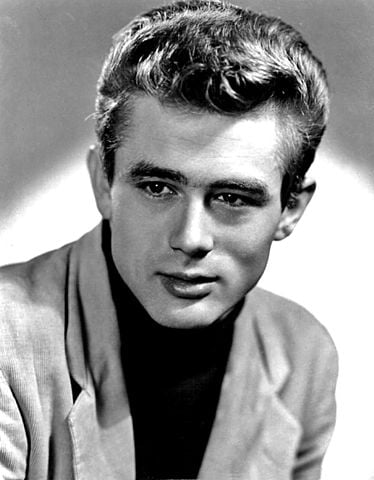 James Dean (1931-1955) - O ator foi protagonista do clássico “Juventude Transviada”. Se tornou um ícone cultural, representando o ceticismo e desilusão dos jovens do pós-guerra. Morreu cedo, aos 24 anos, em um acidente de carro.