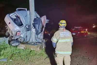 O carro Volkswagen Gol ficou completamente destruído -  (crédito: CBMMG)