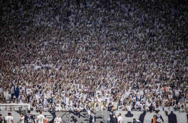 Na semifinal, o Santos repetiu a estratégia de mandar o jogo longe da Vila Belmiro. O palco desta vez foi a Neo Química Arena. Com pouco mais de 44 mil apgantes, o Peixe venceu por 3 a 1 e avançou para a grande decisão do Campeonato Paulista. - Foto: Raul Baretta/ Santos FC.