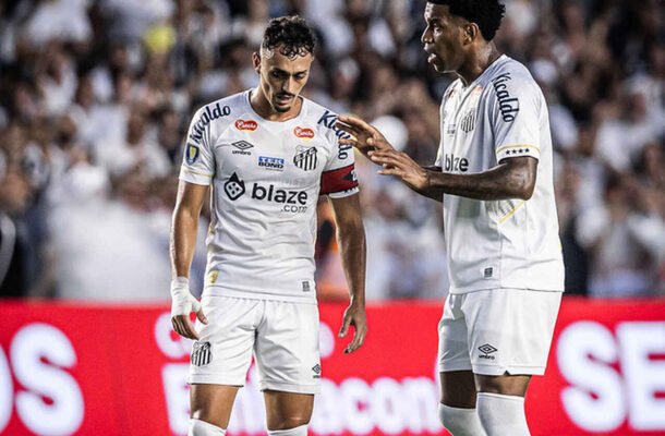 JUNHO - O mês de junho foi o de maior turbulência do Santos no ano. Afinal, a equipe engatou três derrotas seguidas contra Botafogo-SP (2 a 1), Novorizontino (3 a 1) e Operário (1 a 0). - Foto: Raul Baretta/ Santos FC.