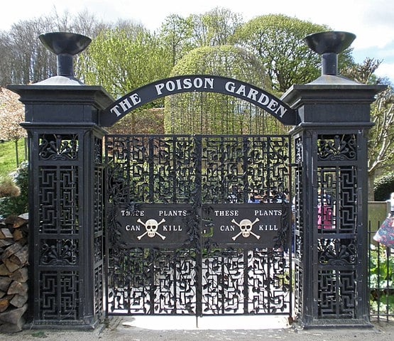 Jardim Venenoso (Inglaterra) - Fica no Castelo de Alnwick, no condado de Nortúmbia. Foi criado em 1750, sem plantas perigosas. E chegou a ser usado na II GUerra Mundial para plantação de alimentos. Nos anos 1990, mudou completamente.