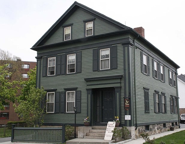 Casa de Lizzie Borden (EUA) - Em 1892, Andrew e Abby Borden foram assassinados em casa. A filha Lizzie era suspeita, mas não havia provas. Hoje, a família continua na casa e, volta e meia, alguém vê. 