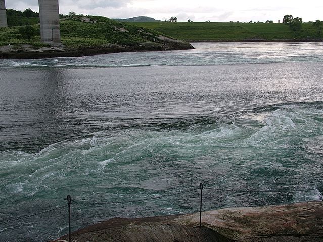  Maelstrom Saltstraumen (Noruega) - Situado perto do Círculo Polar Ártico, é o mais poderoso turbilhão do mundo. As correntes oceânicas têm até 40 km/h no trecho. Como a navegação é arriscada ali, apenas por curto período de tempo, conforme a maré, a passagem de navios é liberada.