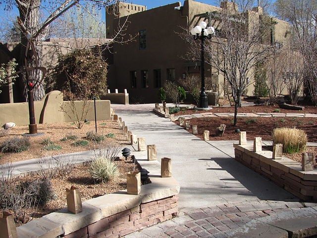 La Posada de Santa Fe (México) - Conhecido como a suposta moradia do espírito da jardineira Julia Staab, que faz com que o lugar tenha cheiro de rosa. 