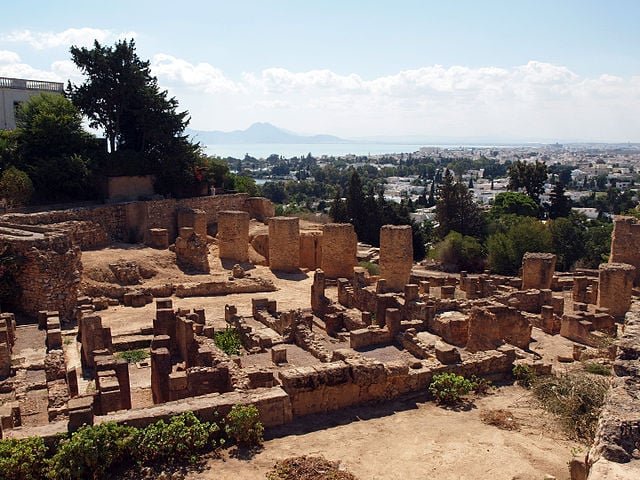 A Tunísia também abriga importantes centros históricos, incluindo as ruínas de Cartago, vestígios de uma das civilizações mais inflientes da Antiguidade, que espelhavam os avanços no comércio, arquitetura e cultura no Mediterrâneo. 