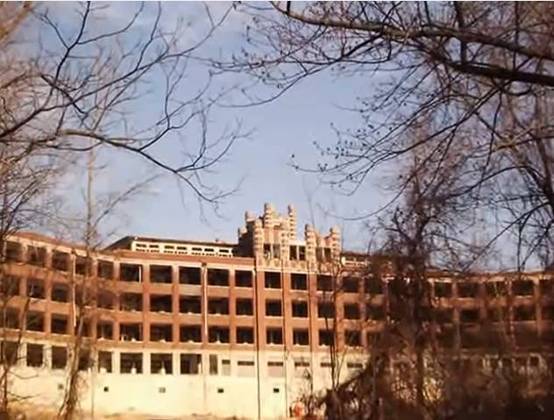 Sanatório de Waverly Hills (EUA) - A instituição no Kentucky funcionou entre 1910 e 1962 e milhares de pacientes de tuberculose morreram ali. Dizem que muitos vagam sem rumo pelos corredores. 