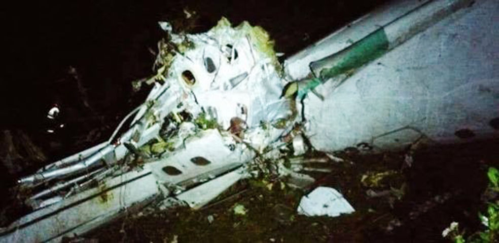 29/11/2016. O avião que levava a delegação da Chapecoense e jornalistas para a final da Copa Sul-Americana, na Colômbia, caiu no Cerro Gordo, área de mata a apenas 30 km do aeroporto de Medellín. O laudo apontou falta de combustível por erro de planejamento. 71 pessoas morreram. 6 sobreviveram. 