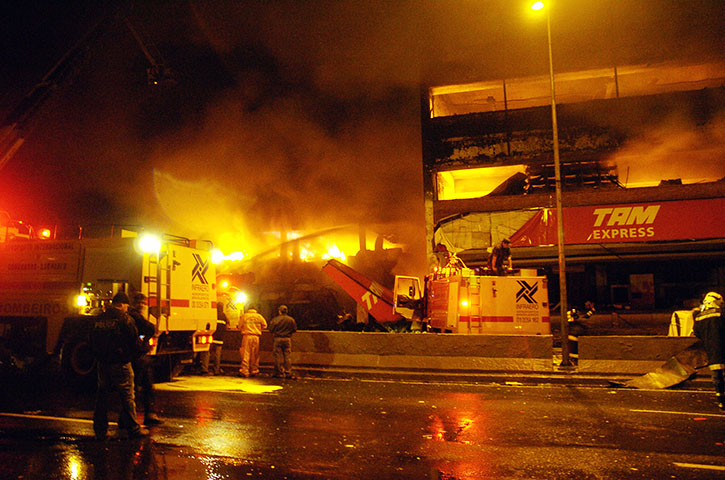 17/7/2007. Um avião da TAM que tinha partido de Porto Alegre explodiu ao chegar a  Congonhas (SP). O piloto não conseguiu frear, ultrapassou o limite da pista e bateu no prédio da TAM e num posto de gasolina. As 187 pessoas a bordo e 12 em solo morreram.