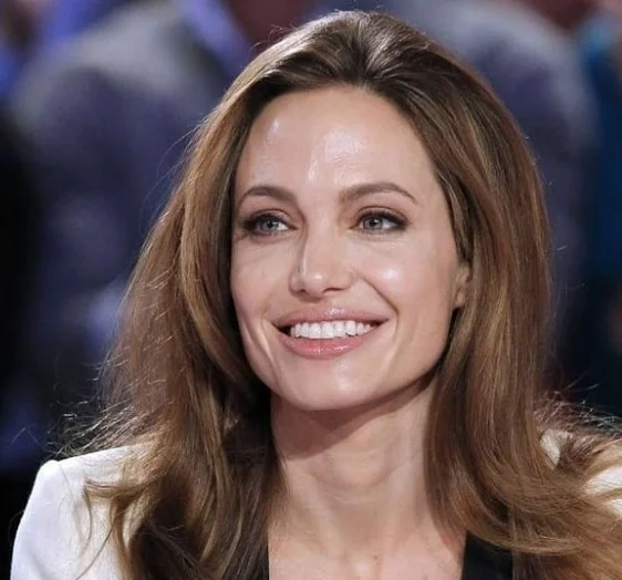 Angelina Jolie - A atriz americana diz que prefere ver o que há de espiritual nas pessoas e que isso é o verdadeiro divino. 