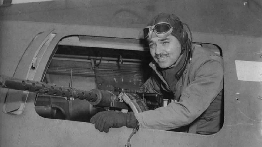 Curiosidade: Na Segunda Guerra Mundial, Clark Gable se ofereceu como voluntário. Ele era o ator preferido de Adolf Hitler que, ao saber da presença de Gable no front, ofereceu uma recompensa por sua captura. Mas Gable escapou e, no retorno aos EUA, recebeu medalhas pelas 5 missões de combate em bombardeios. 