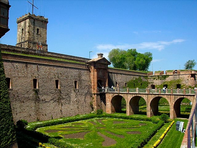 O Castelo de Montjuic é mais uma interessante atração. Inicialmente construído para ser uma fortaleza em 1694, já serviu como prisão e até ponto de execução de catalães que eram opositores ao regime do ex-ditador Franco. No cenário atual, o espaço abriga um museu, além de magníficas paisagens. 