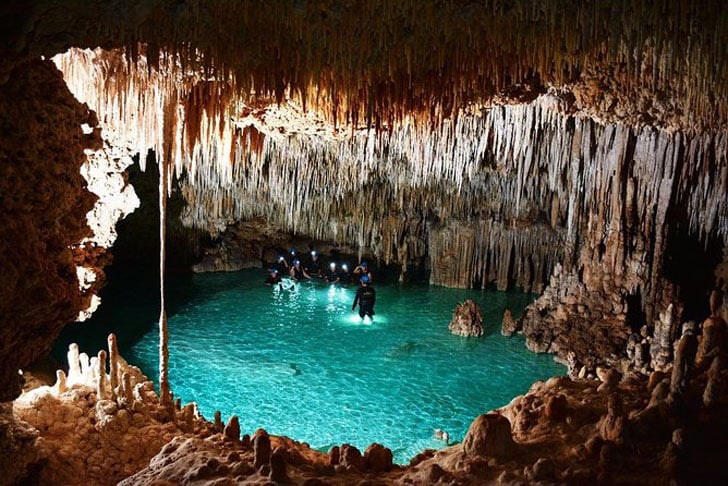 A temperatura na caverna é de 50ºC, com 90% de umidade. Ambiente agressivo para os seres humanos, que só podem ficar ali por no máximo 10 minutos (ou morrem).