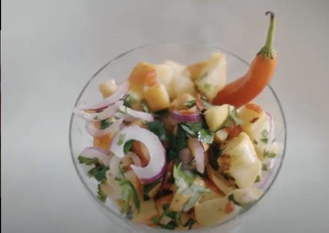 Ceviche de caju: prato da culinÃ¡ria peruana criado pelos pescadores que, em alto-mar, conservavam seus peixes com muito suco de limÃ£o. Posteriormente, aliado Ã  caracterÃ­stica pimenta, cebolas cruas e coentro, o famoso ceviche teve outras interpretaÃ§Ãµes, dentre as quais estÃ¡ o vegetariano, no qual o peixe cru Ã© substituÃ­do por caju, conservando os sabores do prato original por meio do tempero utilizado.  