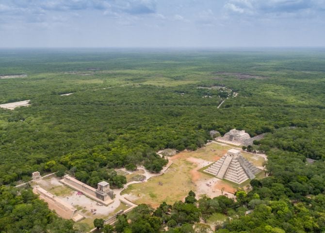 Chichén Itzá (México) - Sítio arqueológico no estado de Yucatán. Foi uma cidade pré-colombiana erguida pelos maias nos anos 600 a 900. Tem templos, colunas, ruínas de construções. Sua estrutura mais famosa é o Templo de Kukulcán, pirâmide com números do calendário solar. Uma das Sete Maravilhas do Mundo Moderno. 